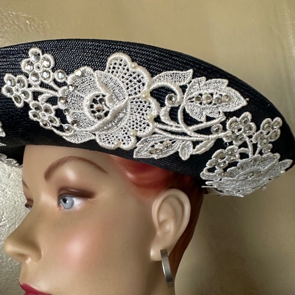 VALUABLE 1960S' DESIGNER JACK MCCONNELL NAVY STRAW  HAT + WHITE APPLIQUÉ - Picture 3 of 12